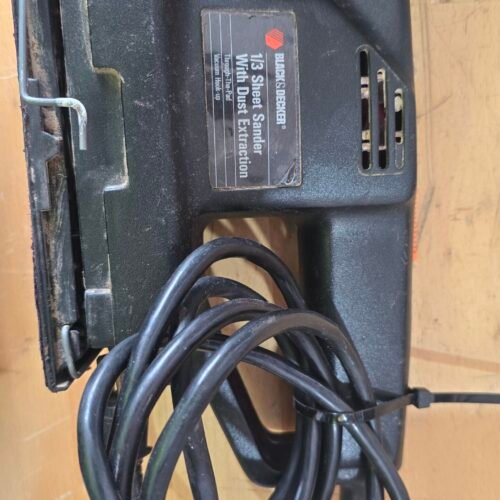 BLACK & DEKER 1/3 SHEET SANDER WTH DUST EXTRACTION  USADO/7453