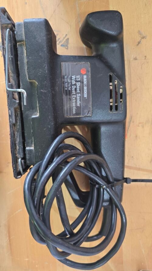 BLACK & DEKER 1/3 SHEET SANDER WTH DUST EXTRACTION  USADO/7453